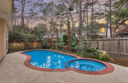 Lovely Woodlands home w/heated pool and spa! - Foto 39