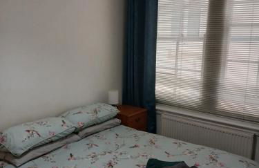 Lovely 1-bedroom flat within minutes from the beach! - Foto 1