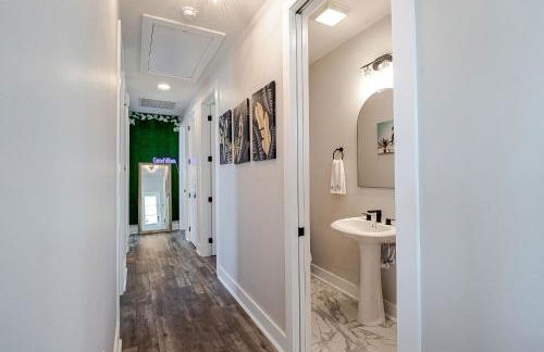 Steps Away from Cruisin' the Coast , Gulfport 2BR, Game Room, and Free Parking - Foto 18