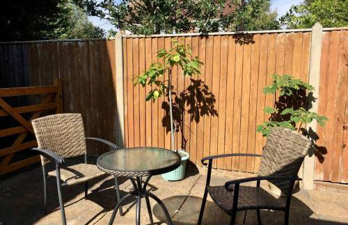 Self contained annex with bedroom bathroom sitting room and kitchenette - Photo 5