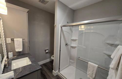 Luxury Downtown Cedar Falls Retreat - Pool Table - Outdoor Dining - Sleeps 12 - Foto 14