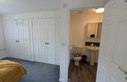 Large Modern House With Private Parking - Photo 104