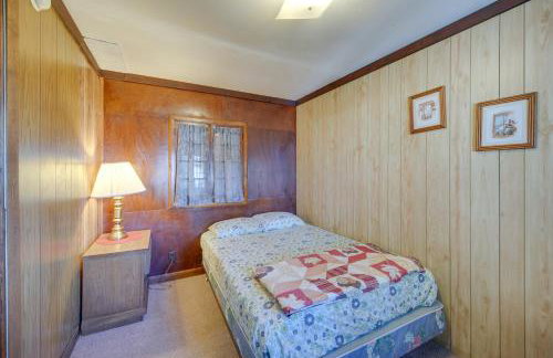 Stone Lake Cabin with Private Deck and Fire Pit! - Foto 13