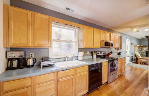 Lakefront Butler Retreat with Hot Tub and Dock! - Foto 8