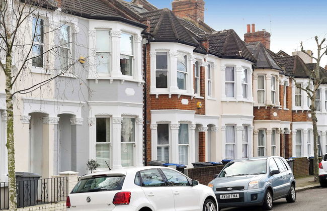 Central London 4BR Queens Park Family Home With Garden - Foto 26