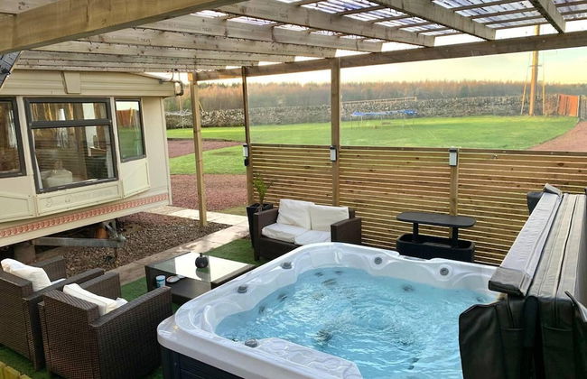 Lovely Semi-rural Caravan & Hot Tub - Sleeps Fam 6 - Photo 28
