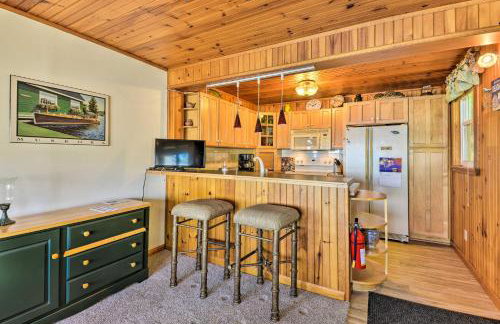 Waterfront Wellesley Island Getaway w/ Deck! - Foto 10