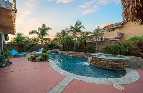 Entire Private Home with 4 Bedrooms, Pool, Hot Tub, King Bed, Garage, Available Now - Foto 72