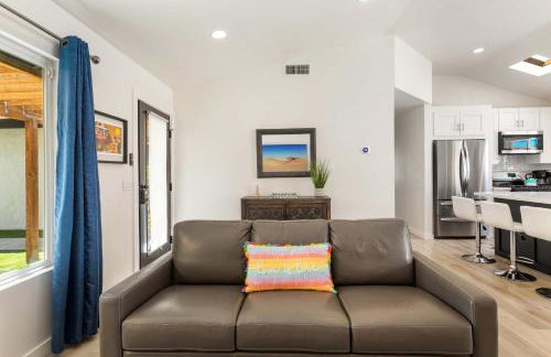 Experience Modern Luxury at Desert Hideaway - Foto 33