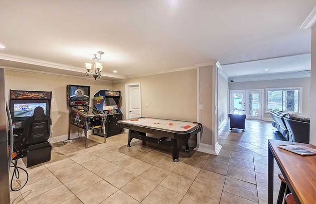 Family Lake House Retreat by Avantstay Sleeps 28 - Foto 39