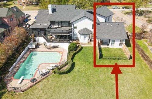 Front Lake Holiday 2BR 1BA Guest Home with Hot Tub - Foto 24