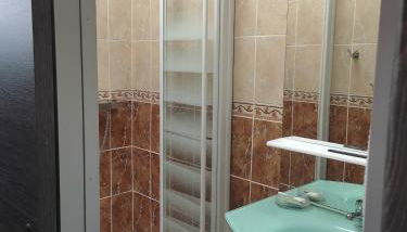 Mimi - Photo 3, Shower