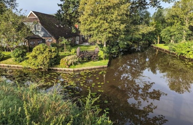 Group Home in Giethoorn With Waterside Terrace - Photo 28