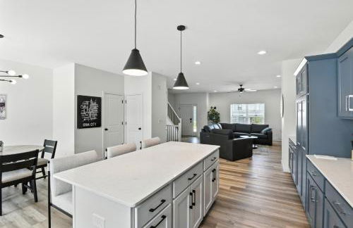 Modern Townhome Retreat in Prime Location townhouse - Photo 15