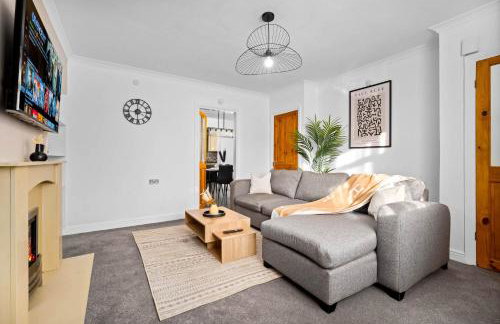 Stylish 3 Bedroom House - Garden - Pool Table - Parking 165M - Foto 11