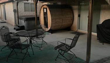 Cheerful 3BR 2BA Sauna Spa Pool Table PPong BBQ More - Foto 5, sunbed