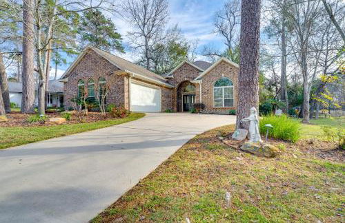 Spacious and Modern Home in Montgomery with Deck! - Foto 27