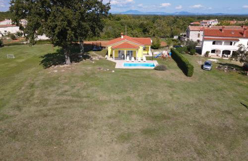 Cozy villa Paradiso with pool immersed in the greenery - Foto 27