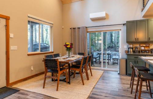 Lux Chalet with Air Hockey, Hot Tub, & Fire Place - Foto 12