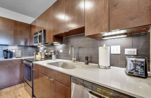 Charming Apartment in Southtown Wifi Pool Gym - Photo 13