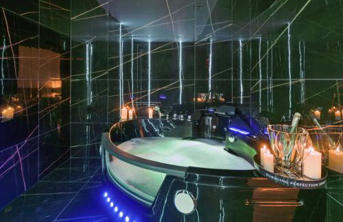 Jacuzzi LoveAparts Marki Romantic Getaway - Photo 54