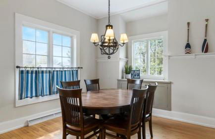 Experience comfort at Andrea Bluff Cottage, a 3-bedroom home in Harbor Springs. - Foto 14