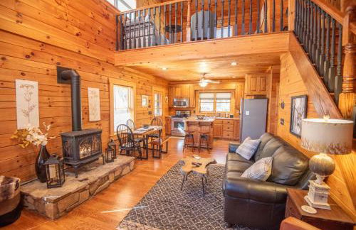 West Jefferson Cabin- Hot Tub, Fireplace, Sleeps 7 - Foto 2