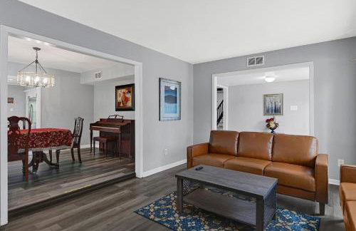 Home for summer with pool, pool table, outdoor kitchen,patio and balcony - Foto 7