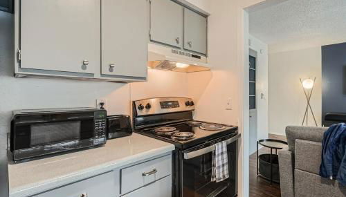 Your Modern King Suite Getaway - Sleeps 4 - Pool, Prkg - Foto 3