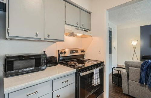 Your Modern King Suite Getaway - Sleeps 4 - Pool, Prkg - Foto 3