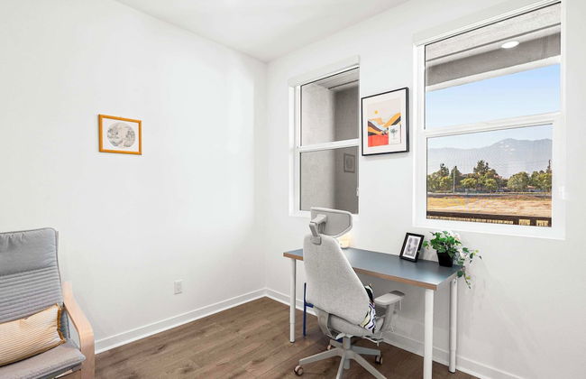 Chic Modern Retreat With Stunning Views 1360 Sqft - Photo 49