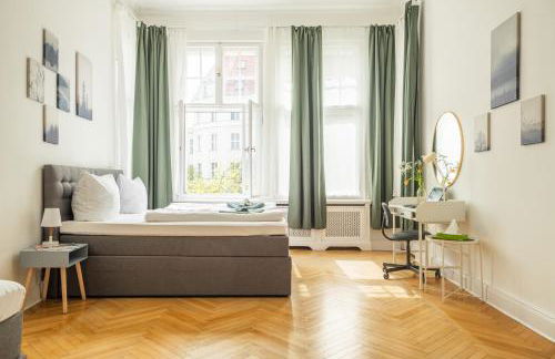 KAISER 02 by ROCKCHAIR Apartments l SUPERHOST Status l 3 Bedrooms Boxspringbeds 2 Bathrooms l Cozy Family & Business Flair 155 sqm 3 Balcony 2nd Floor Elevator up to 10 guests welcomes you! - Foto 22