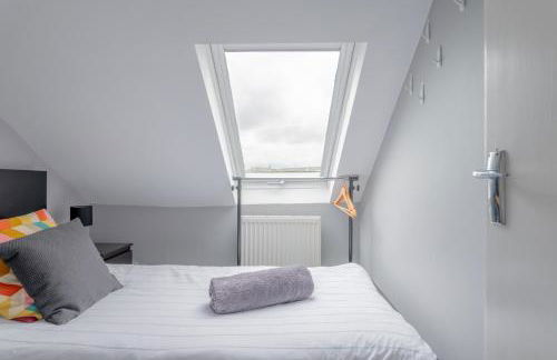 Gorgeous 2-Bed Located in Quiet Area with Nearby Stations - Foto 14