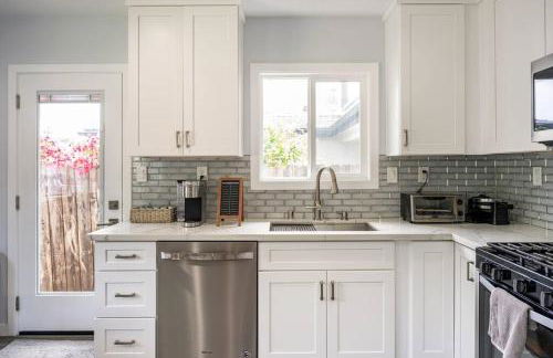 Adorable 2BR-2BA House with EV & Free Parking and Family Friendly in Los Angeles - Photo 17