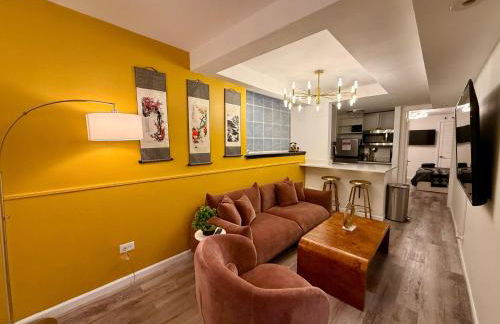 Gold Coast 2BR Suite Near Oak Street - Photo 10