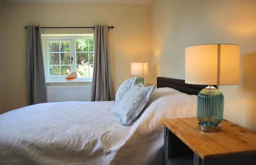 Beautiful Character 5 Bedroom Dorset Thatched Cottage - Great Location - Garden - Parking - Fast WiFi - Smart TV - Newly decorated - sleeps up to 10! Only 18 mins drive to Sandbanks Beach! Close to Bournemouth & Poole - Photo 10