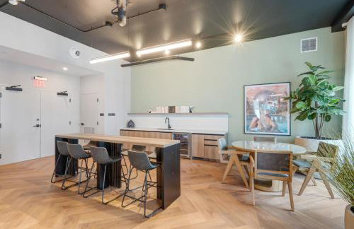 Downtown Condo with Den and Pool Access - Foto 52