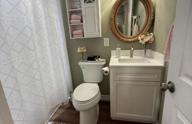 The Rose Cottage at The Carriage House - Photo 6