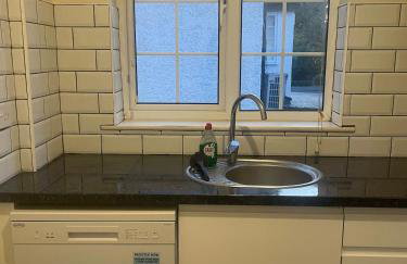 Eastcote London Retreat 3 min walk to Tube 30 min to central London , Free parking 3 cars, Private 1st Floor 2 Bedroom Suite 2 smart TVs with Fully Equipped Kitchen and Bathroom - Foto 21