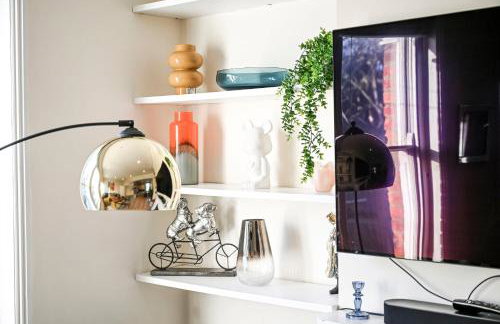 Modern 2BR Apartment for Contractors, Balcony & Fast Wi-Fi, W6 - Foto 8