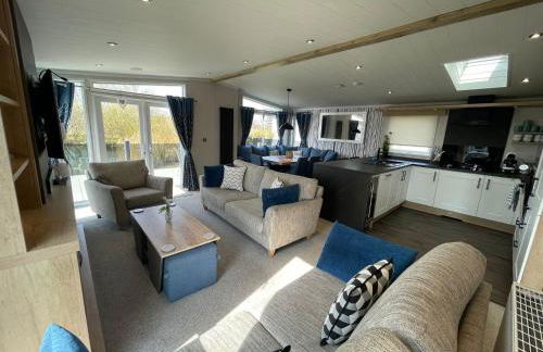 Indulgence Lakeside Lodge i3 with hot tub, private fishing peg situated at Tattershall Lakes Country Park - Foto 20