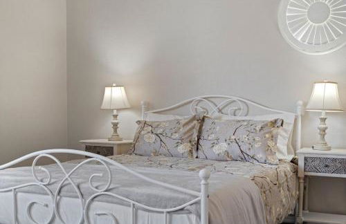 French Country Charm with Pool and Mountain Views - Foto 4