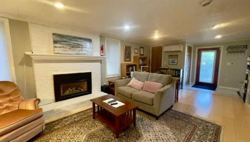 Near downtown with hot tub sleeps seven - Foto 2