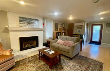 Near downtown with hot tub sleeps seven - Foto 2