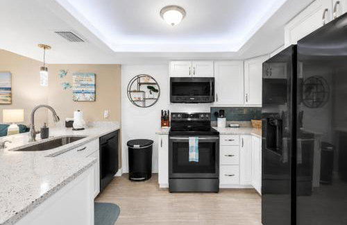 Waterfront Island Oasis! Heated Pool with Stunning View & 2 Full Bath - Foto 15