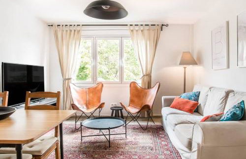 Charming Apartment With Vibrant Accents - Photo 1