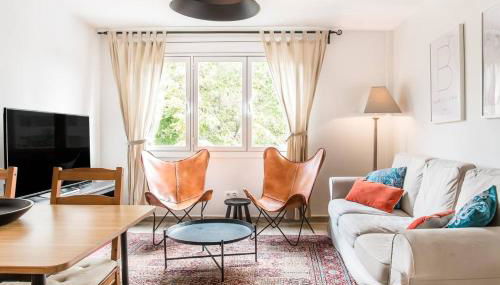 Charming Apartment With Vibrant Accents - Photo 1