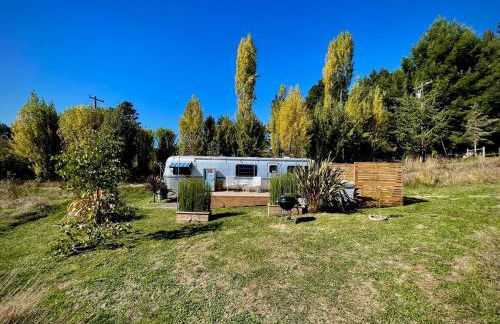 Peaceful Farm Airstream Camper Retreat - Hot Tub - Foto 12