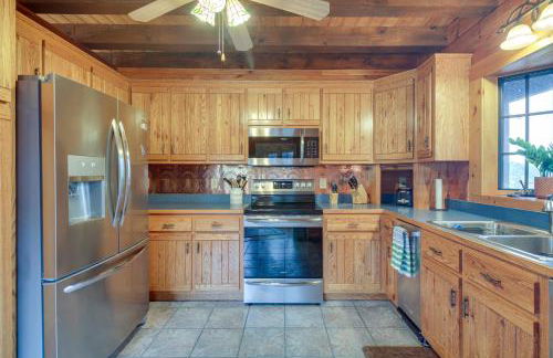 Peaceful Raphine Cottage with Deck and Fireplace! - Foto 6