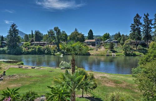 Luxe Getaway with Riverfront Views in Grants Pass! - Foto 44